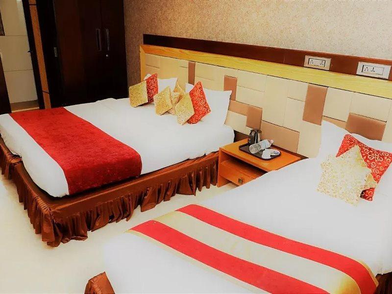 The Ashoka Hotel Indore Buitenkant foto
