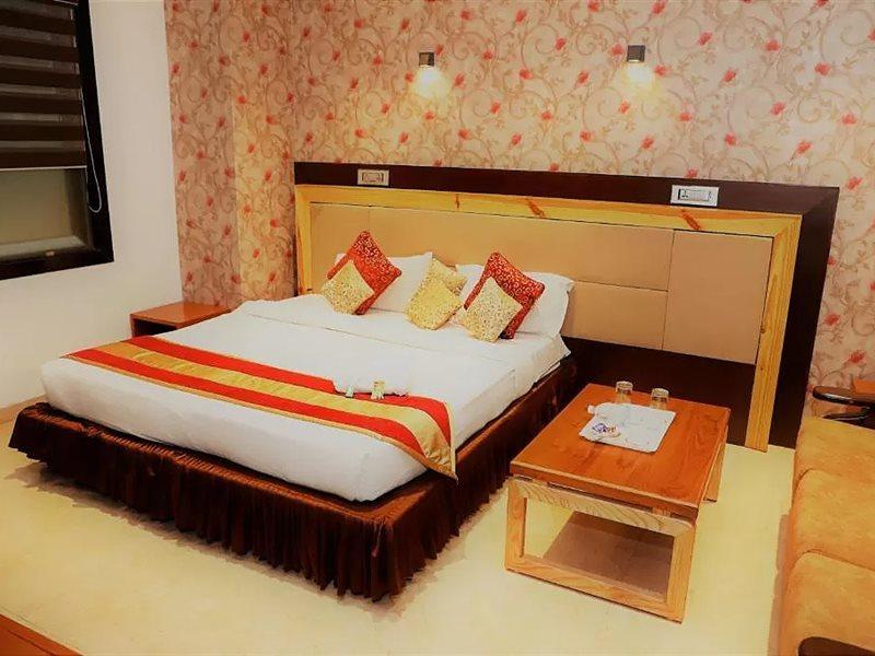 The Ashoka Hotel Indore Buitenkant foto
