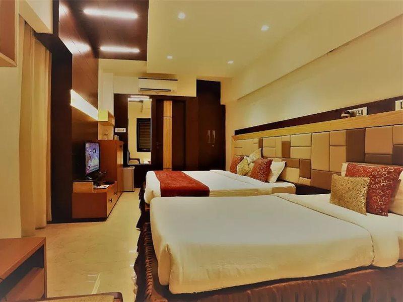 The Ashoka Hotel Indore Buitenkant foto