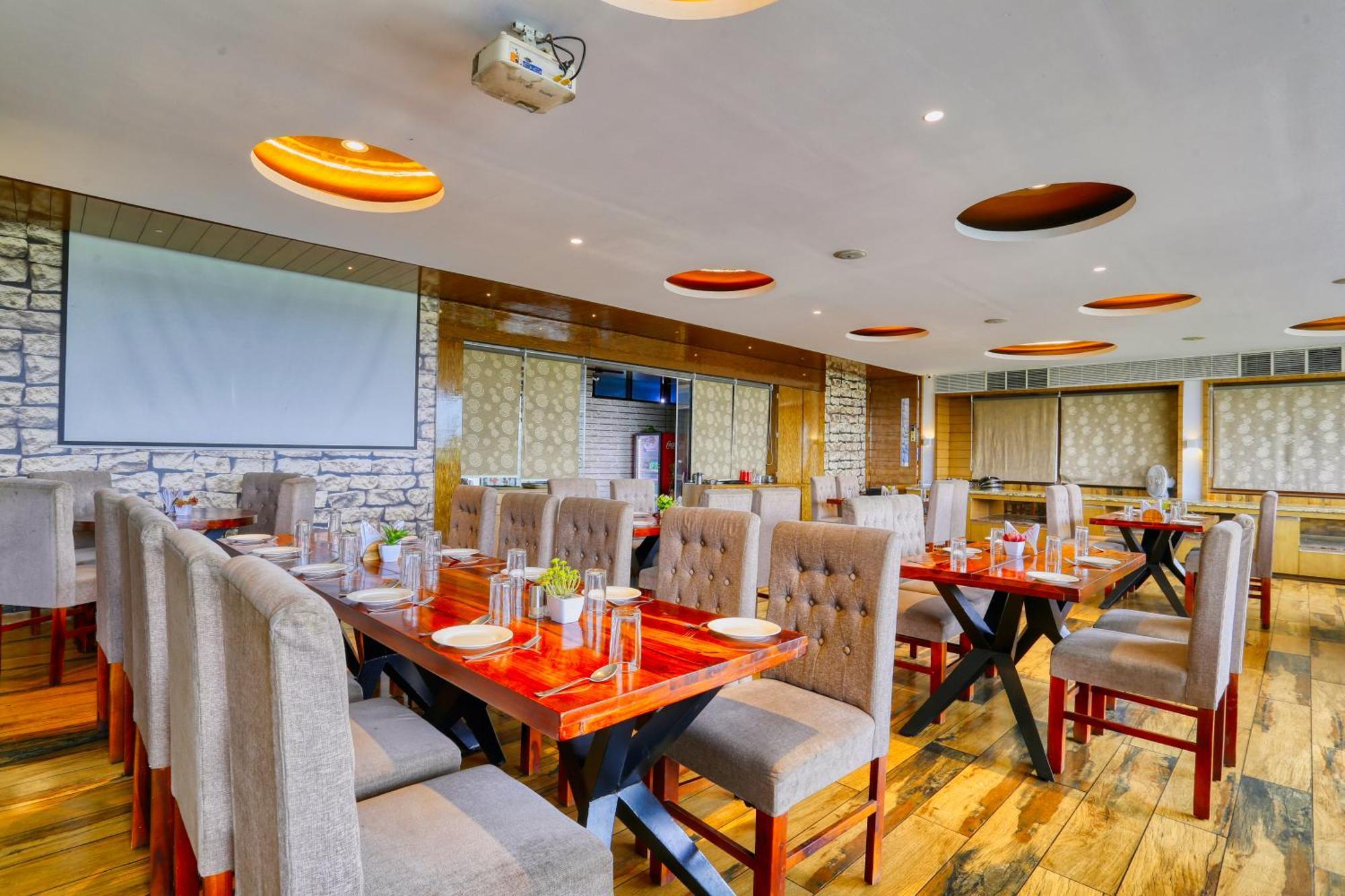 The Ashoka Hotel Indore Buitenkant foto