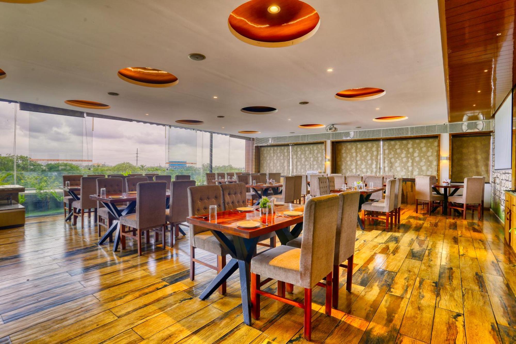 The Ashoka Hotel Indore Buitenkant foto