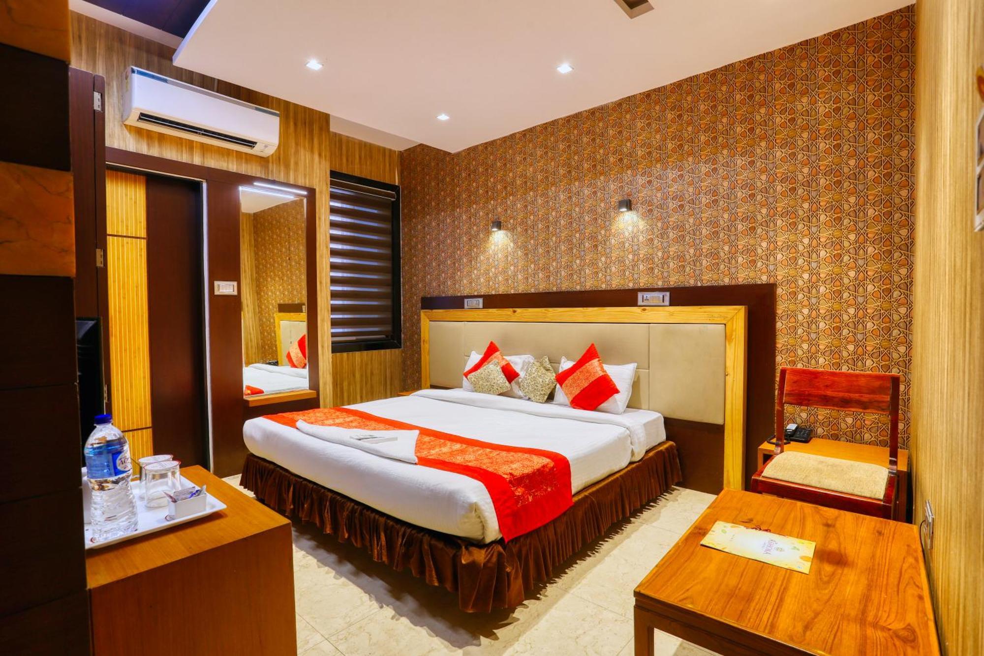 The Ashoka Hotel Indore Buitenkant foto