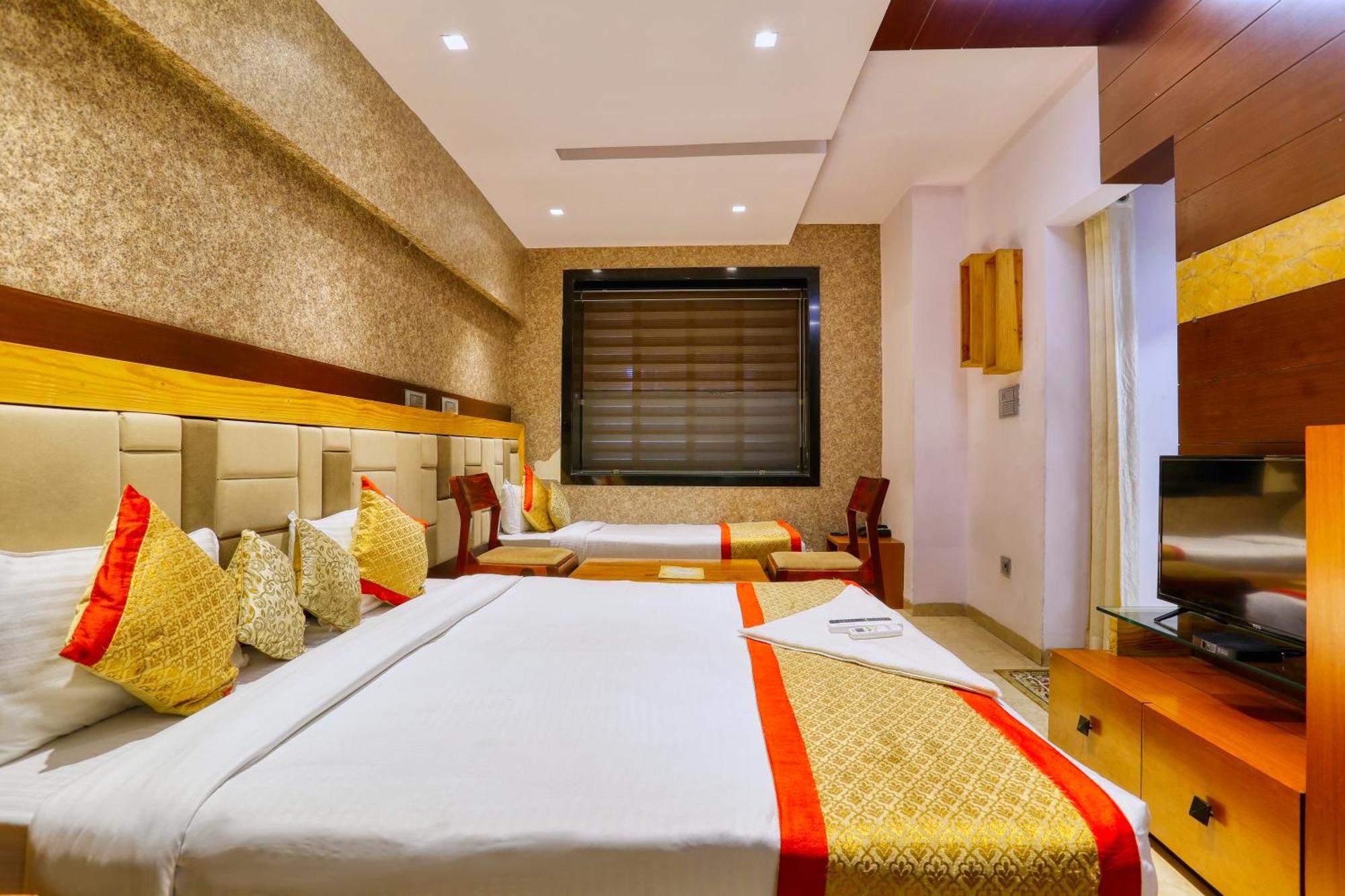The Ashoka Hotel Indore Buitenkant foto