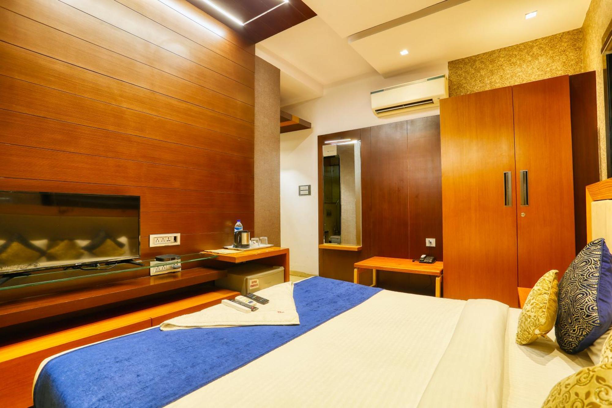 The Ashoka Hotel Indore Buitenkant foto