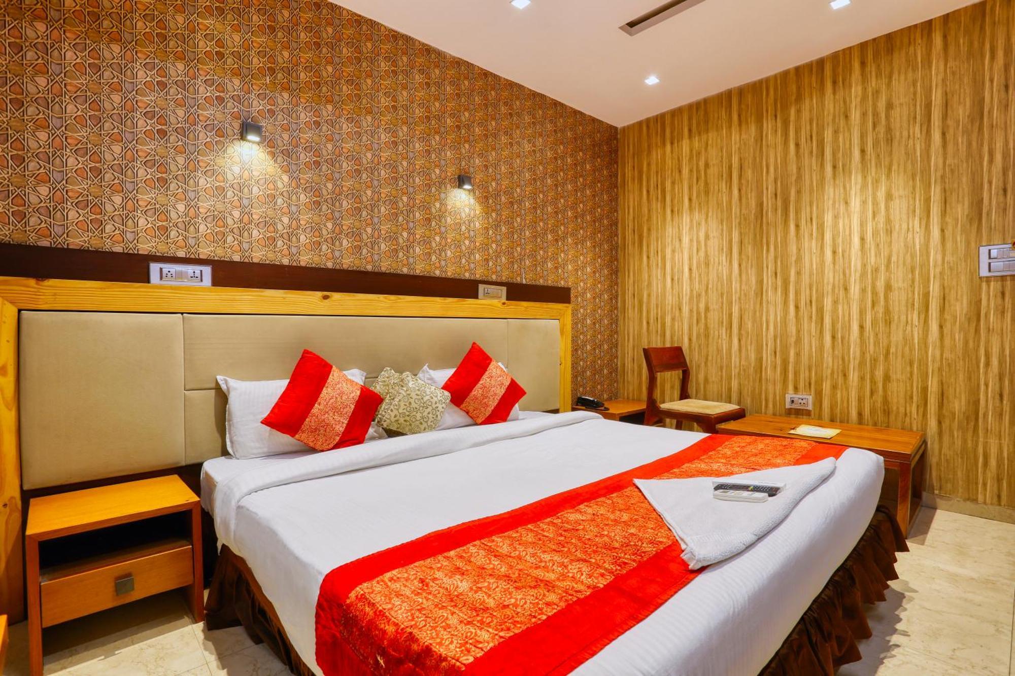 The Ashoka Hotel Indore Buitenkant foto