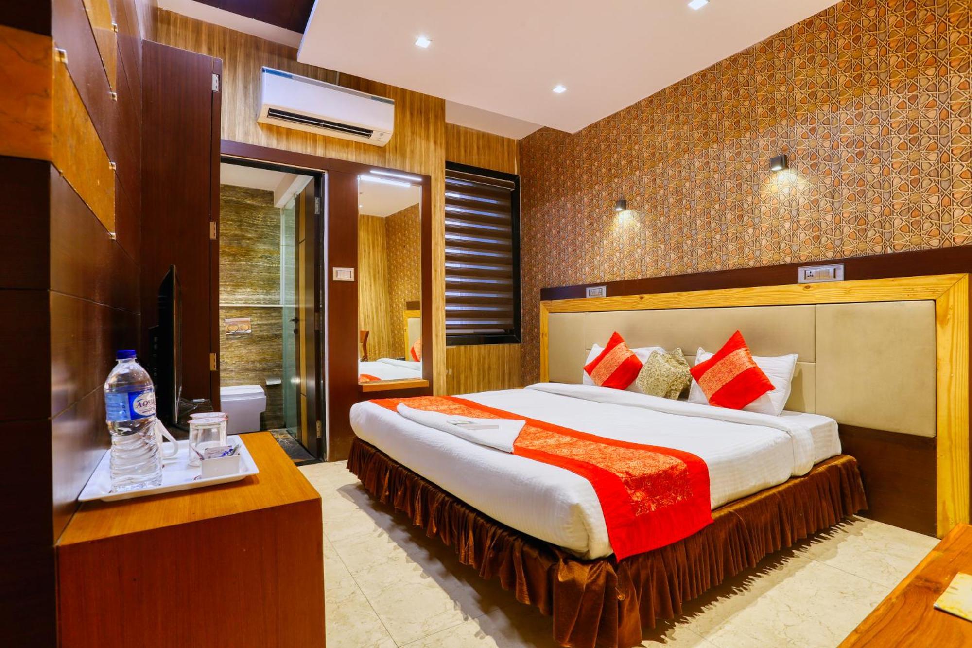 The Ashoka Hotel Indore Buitenkant foto