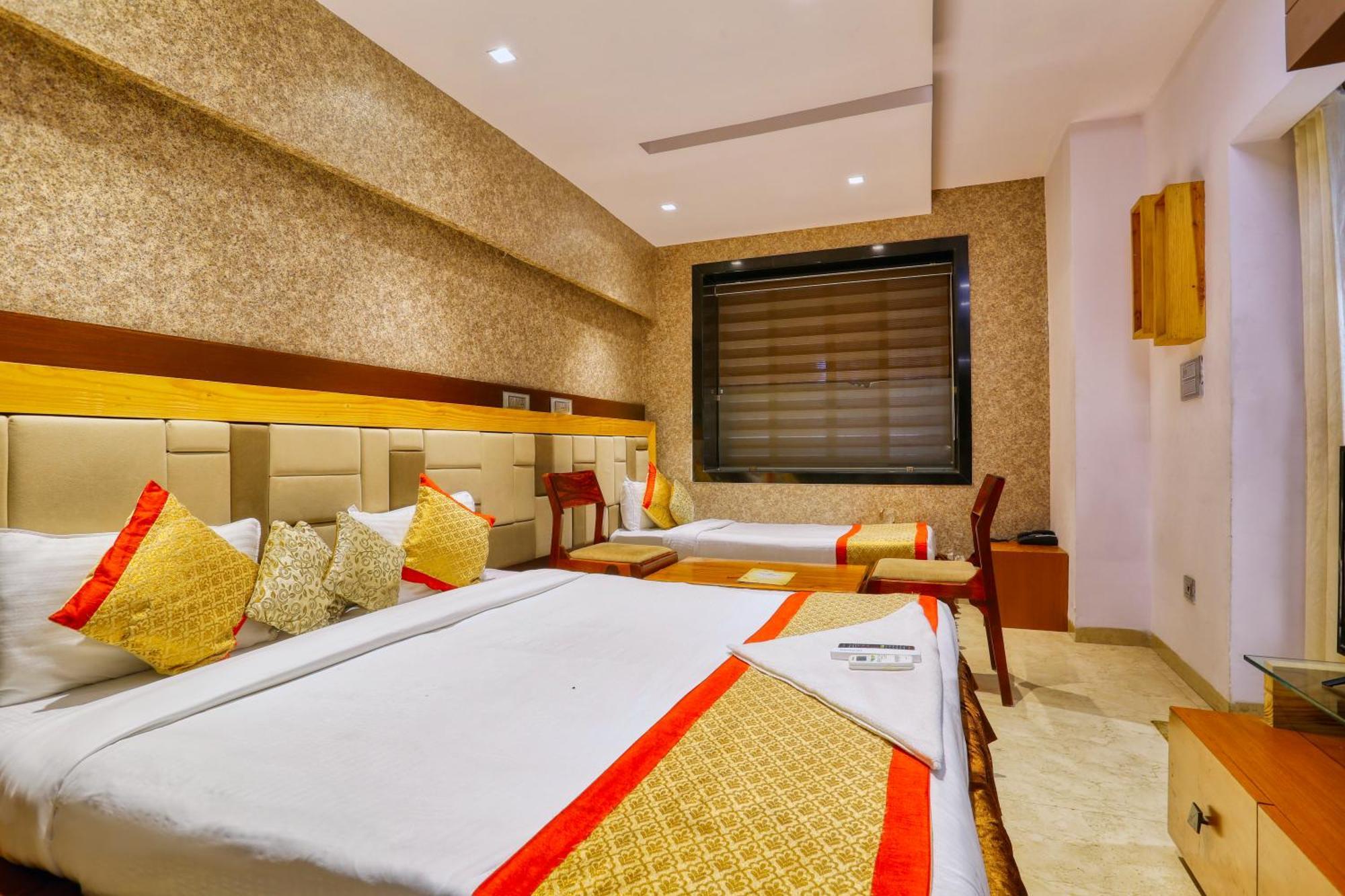 The Ashoka Hotel Indore Buitenkant foto