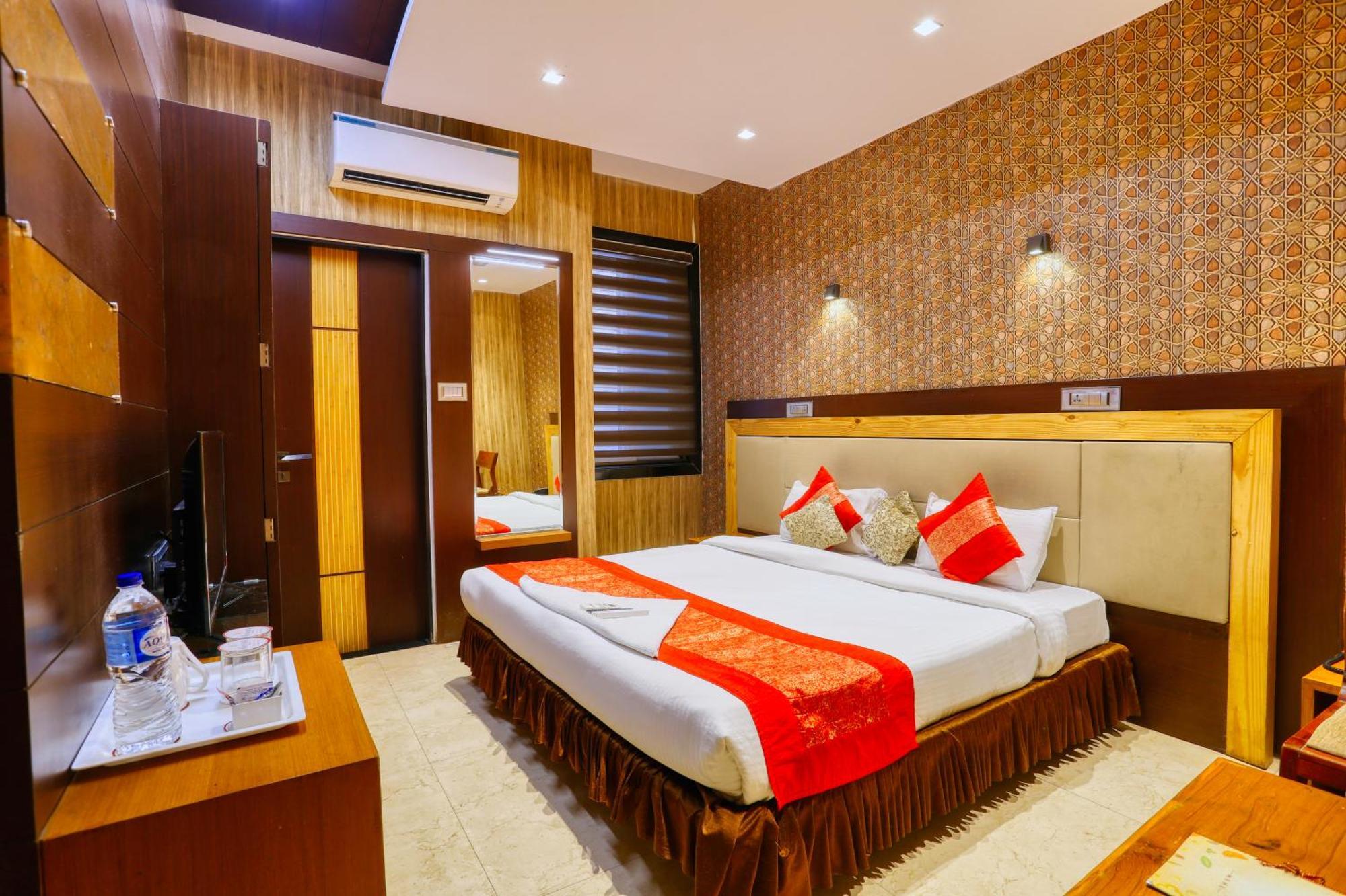 The Ashoka Hotel Indore Buitenkant foto