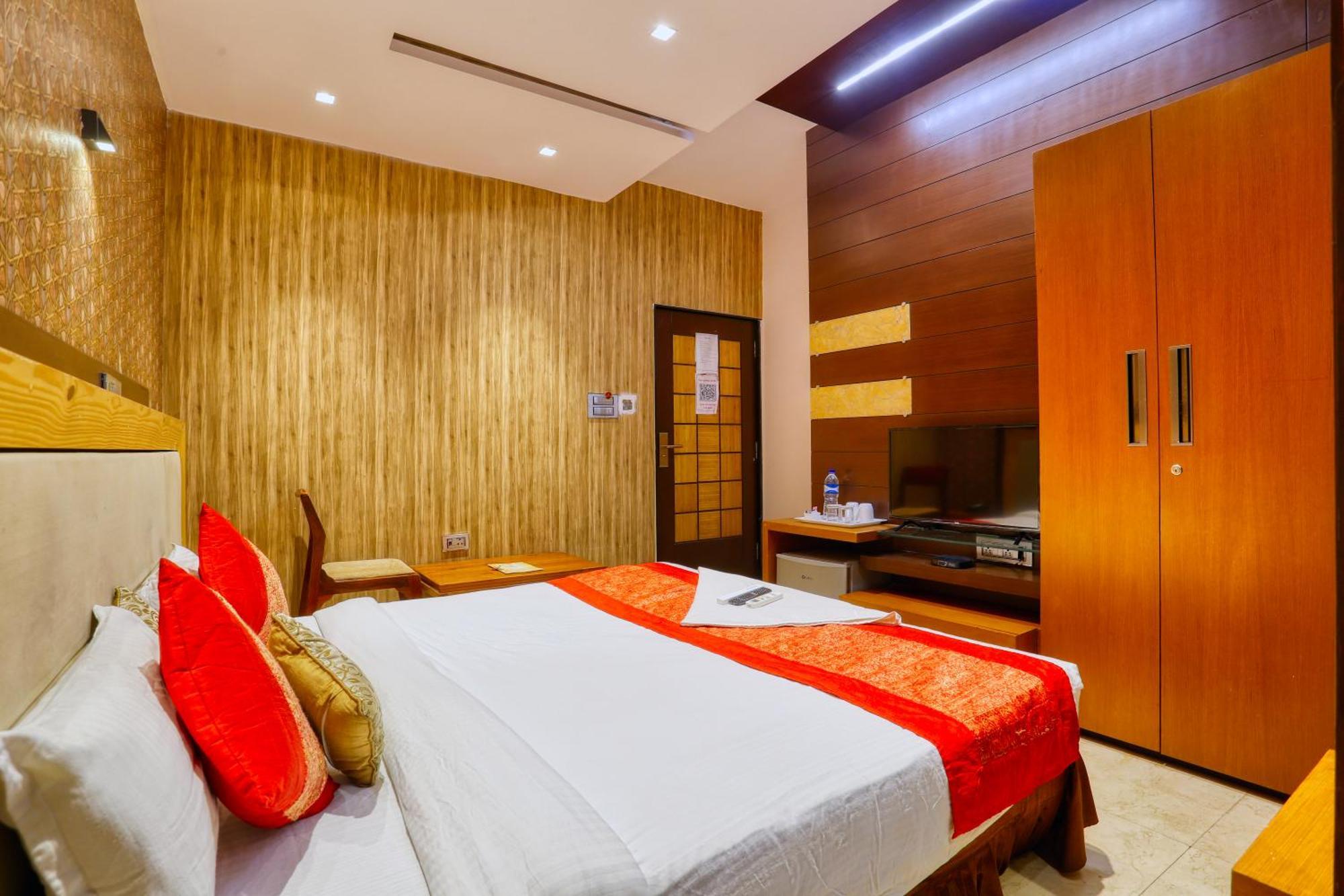 The Ashoka Hotel Indore Buitenkant foto