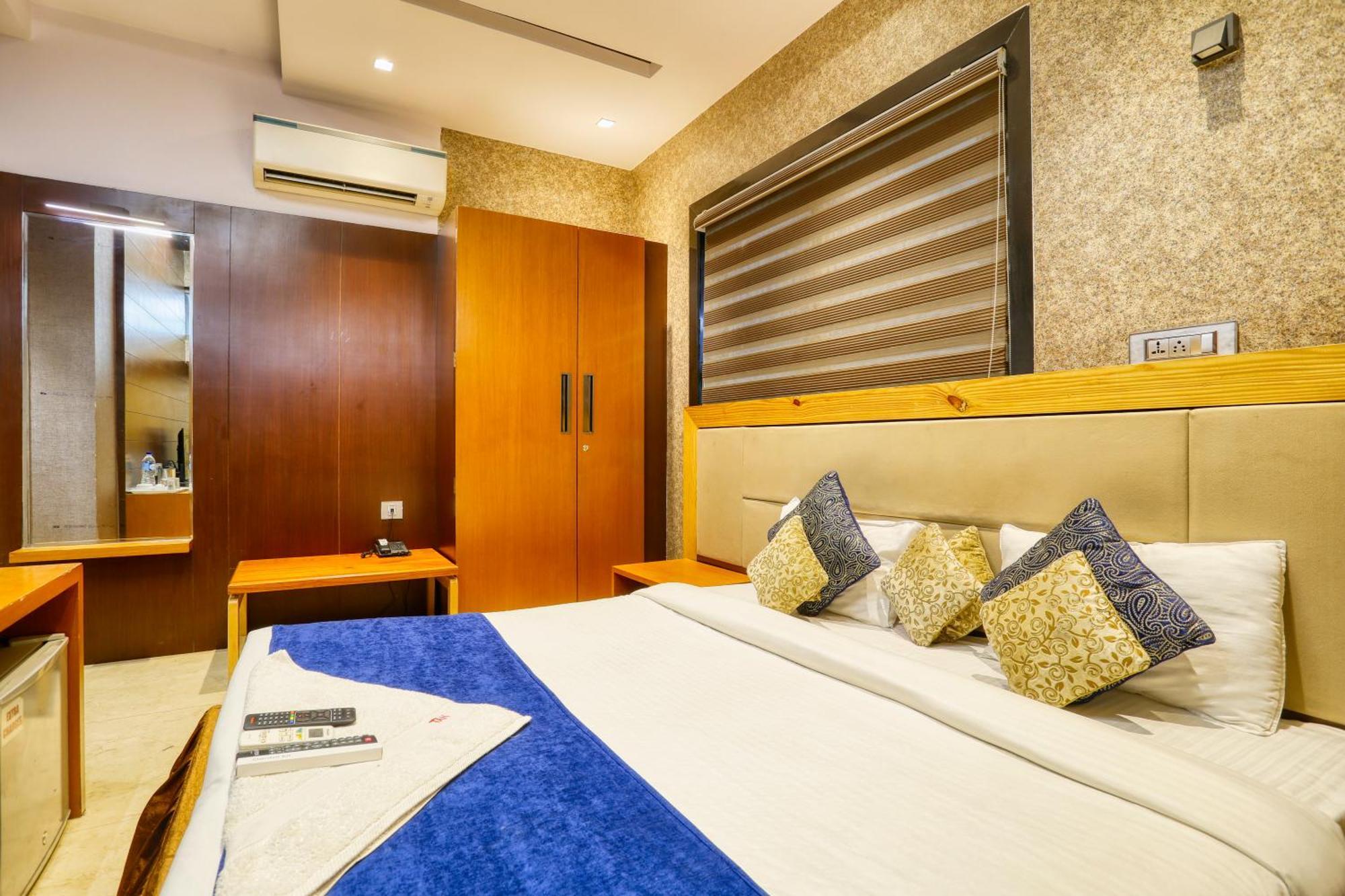 The Ashoka Hotel Indore Buitenkant foto