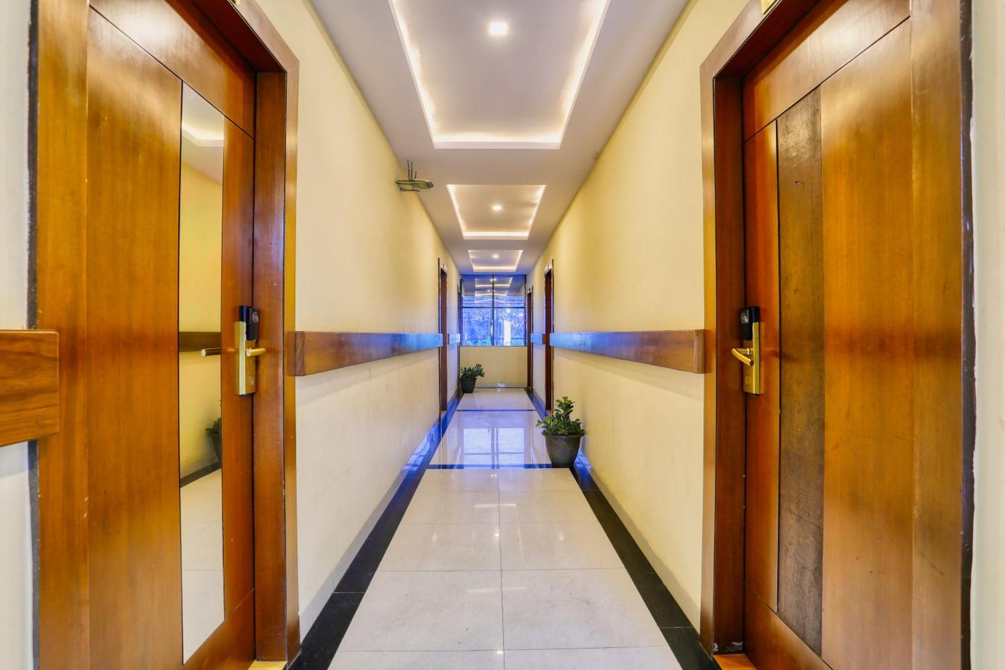 The Ashoka Hotel Indore Buitenkant foto