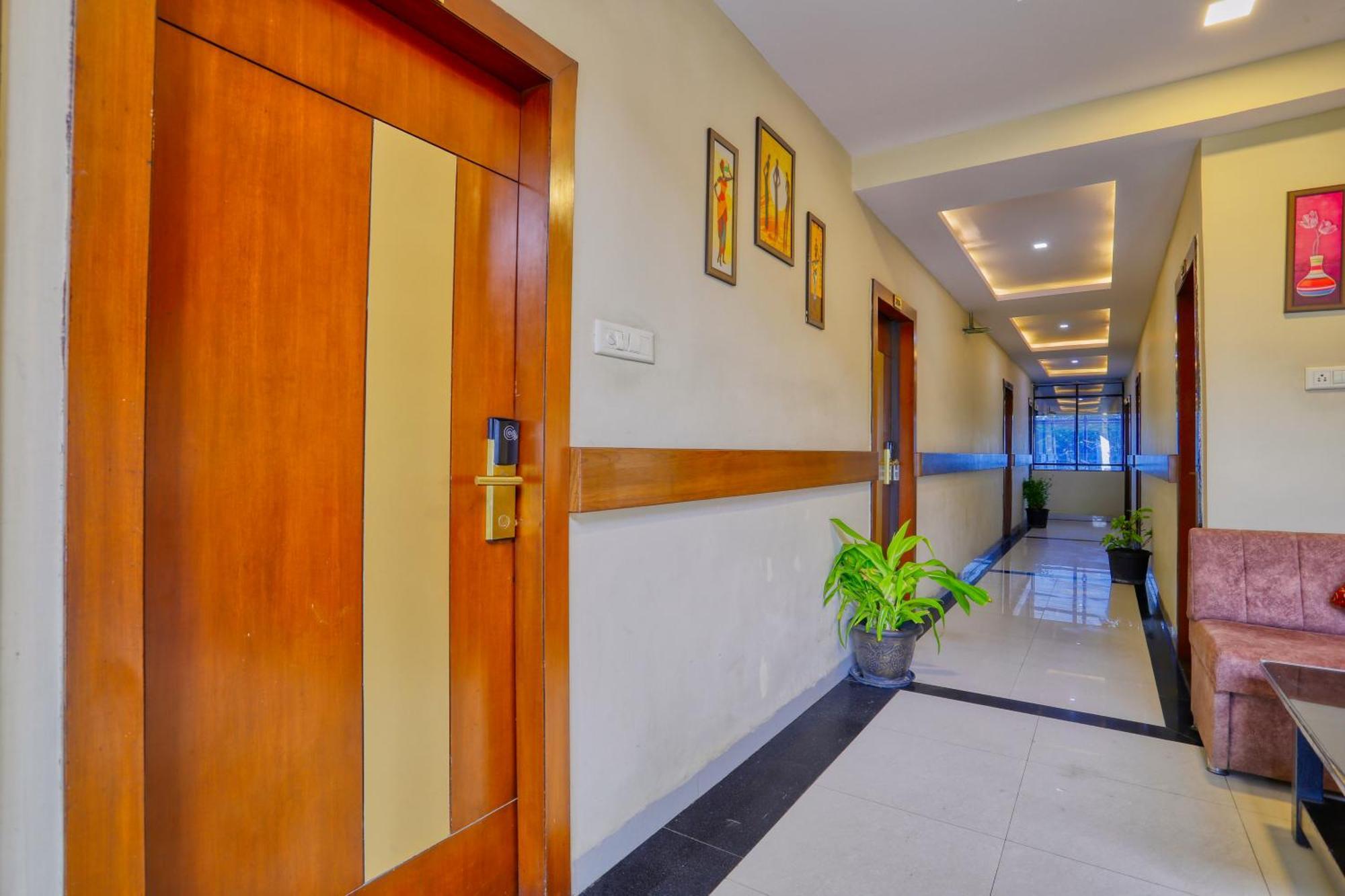 The Ashoka Hotel Indore Buitenkant foto