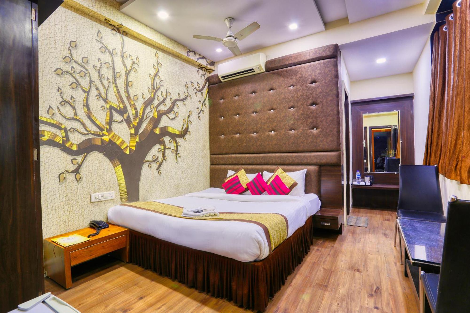 The Ashoka Hotel Indore Buitenkant foto