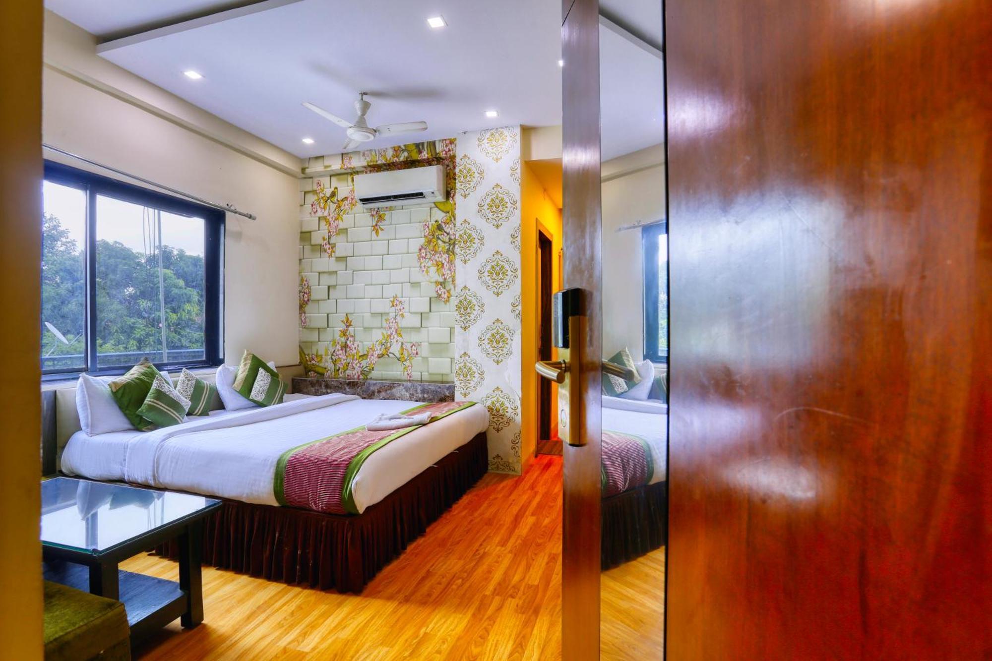 The Ashoka Hotel Indore Buitenkant foto