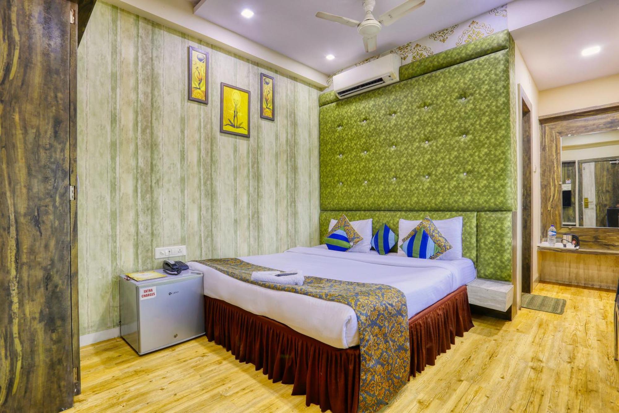 The Ashoka Hotel Indore Buitenkant foto