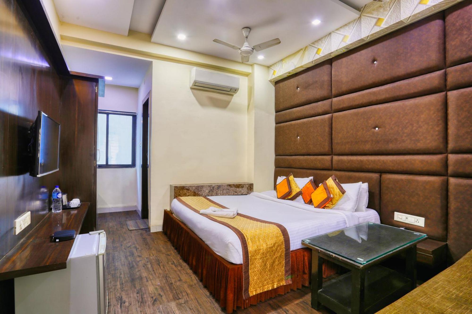 The Ashoka Hotel Indore Buitenkant foto