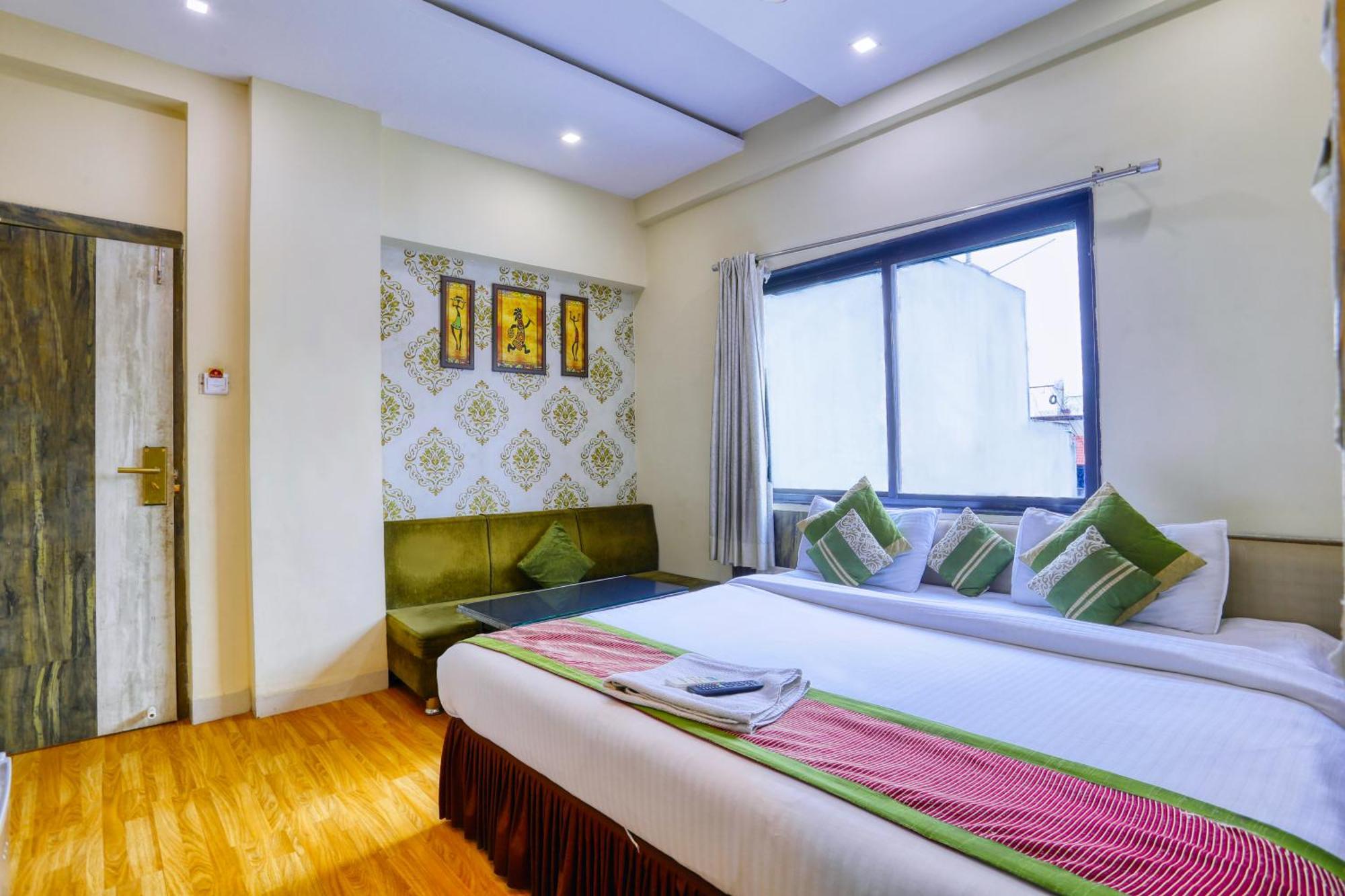 The Ashoka Hotel Indore Buitenkant foto