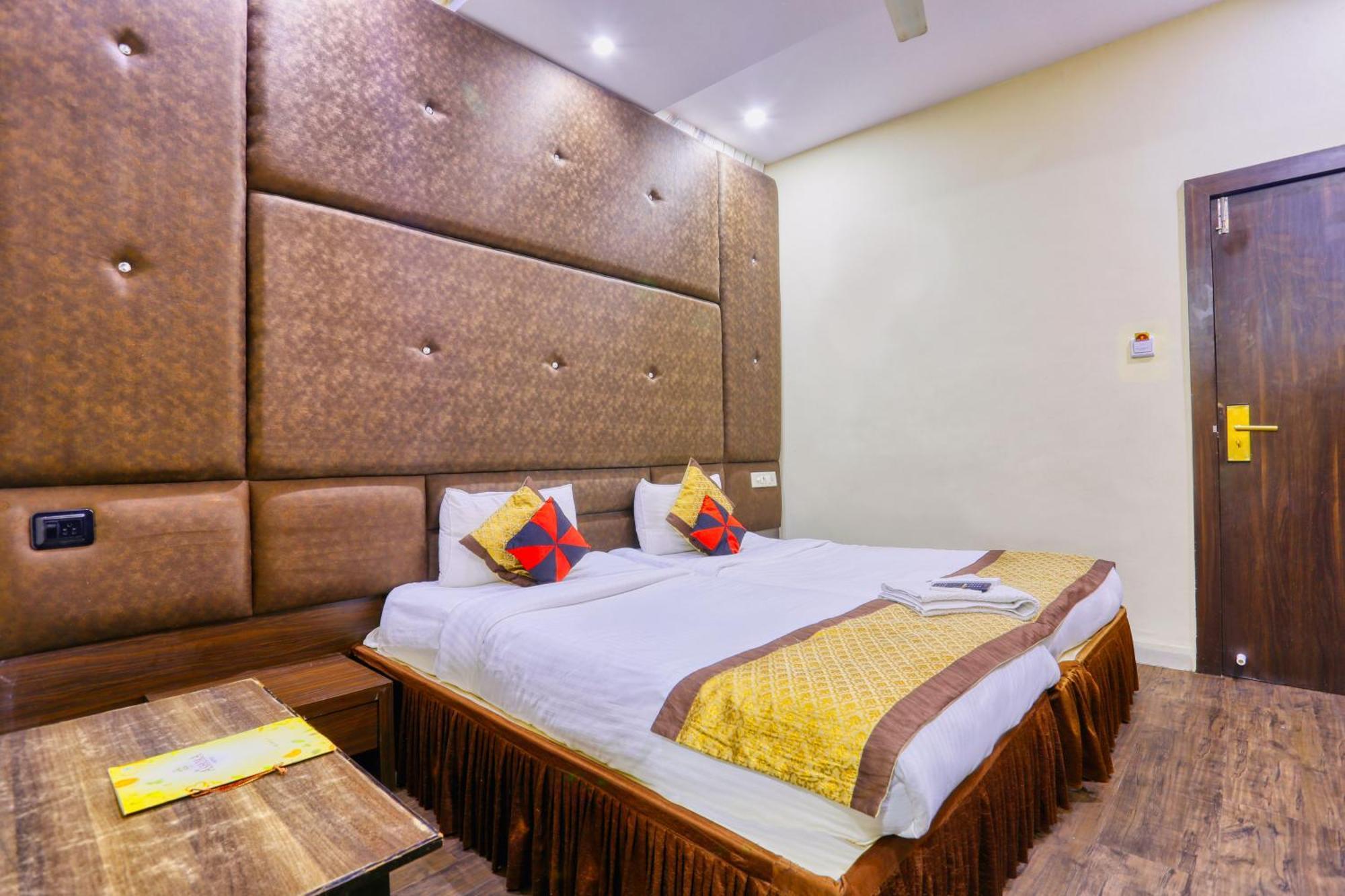 The Ashoka Hotel Indore Buitenkant foto