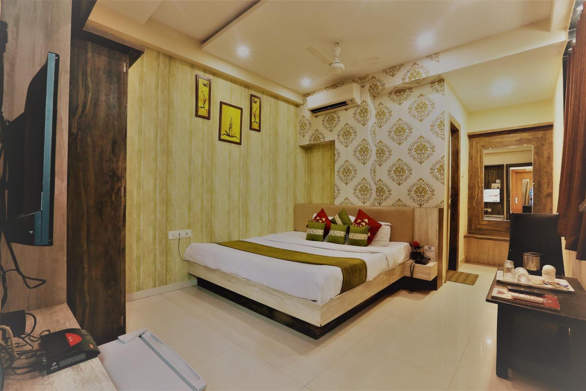The Ashoka Hotel Indore Buitenkant foto